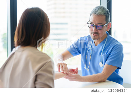 患者の脈拍を測定する医師 患者の脈拍を測定する医師 139964534