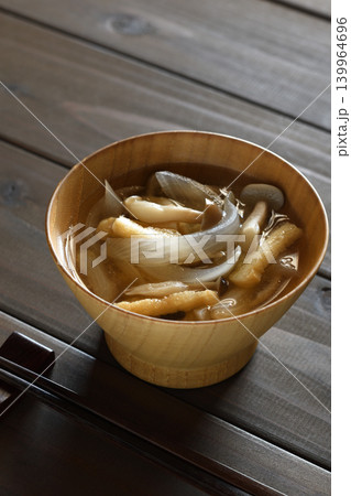 新玉ねぎと油揚げとしめじのみそ汁 139964696