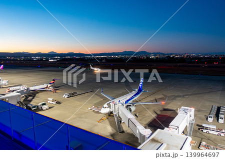 仙台空港　トワイライトタイム　マジックアワー　ロイヤルブルーに染まる滑走路　夕暮 139964697