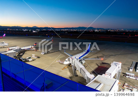 仙台空港　トワイライトタイム　マジックアワー　ロイヤルブルーに染まる滑走路　夕暮 139964698