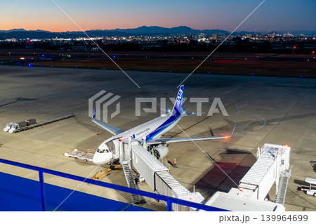 仙台空港　トワイライトタイム　マジックアワー　ロイヤルブルーに染まる滑走路　夕暮 139964699