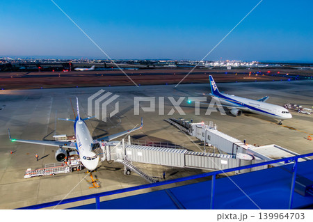 仙台空港　トワイライトタイム　マジックアワー　ロイヤルブルーに染まる滑走路　夕暮 139964703