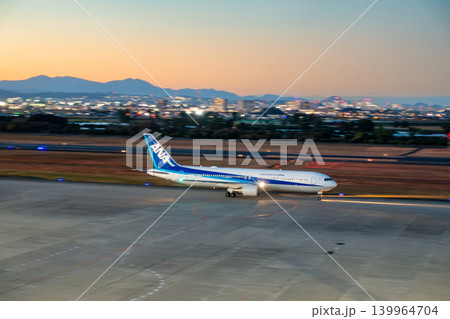 仙台空港　トワイライトタイム　マジックアワー　ロイヤルブルーに染まる滑走路　夕暮 139964704