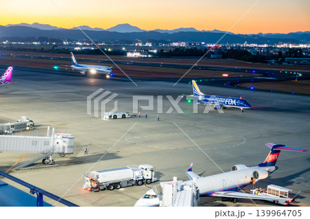仙台空港　トワイライトタイム　マジックアワー　ロイヤルブルーに染まる滑走路　夕暮 139964705
