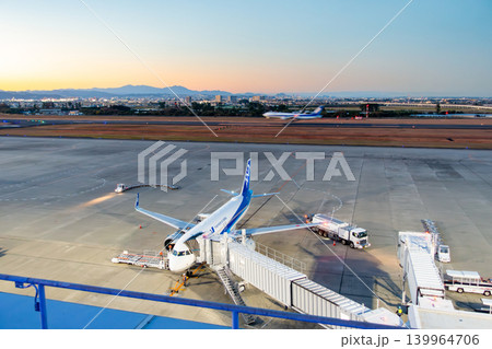 仙台空港　トワイライトタイム　マジックアワー　ロイヤルブルーに染まる滑走路　夕暮 139964706