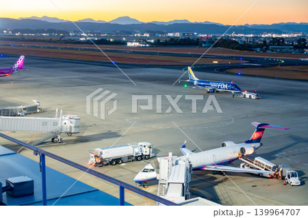 仙台空港 トワイライトタイム マジックアワー ロイヤルブルーに染まる滑走路 夕暮 仙台空港 トワイライトタイム マジックアワー ロイヤルブルーに染まる滑走路 夕暮 139964707