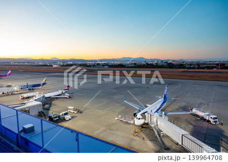 仙台空港　トワイライトタイム　マジックアワー　ロイヤルブルーに染まる滑走路　夕暮 139964708