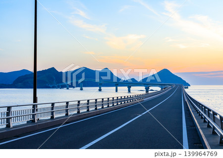 初夏の日没後の甑大橋　鹿児島県薩摩川内市 139964769