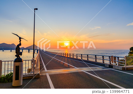 初夏の甑大橋と夕日　鹿児島県薩摩川内市 139964771