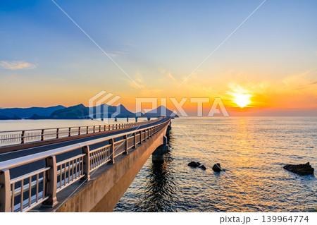 初夏の甑大橋と夕日　鹿児島県薩摩川内市 139964774