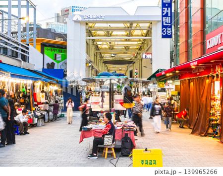 ソウル　夕方の南大門市場　※一部ソフトフォーカス 139965266