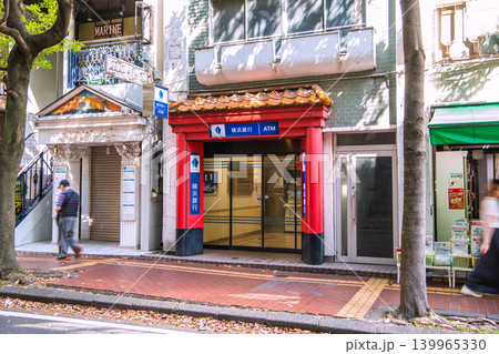 日本の横浜都市景観新風景。中華街西門通りにある横浜銀行。左にギリシャ風のお店が並ぶ=5月12日 日本の横浜都市景観新風景。中華街西門通りにある横浜銀行。左にギリシャ風のお店が並ぶ=5月12日 139965330