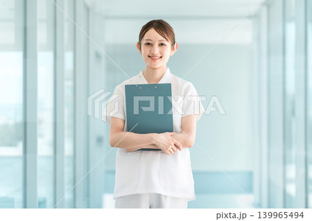 病院,学校の廊下にいるスクラブを着た看護師,看護学生,医療従事者の女性（就職,転職,資格） 139965494