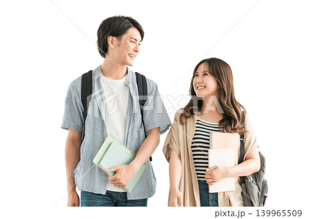 大学,短大,専門学校の校舎,キャンパスを歩く男女カップル,同級生の学生 139965509