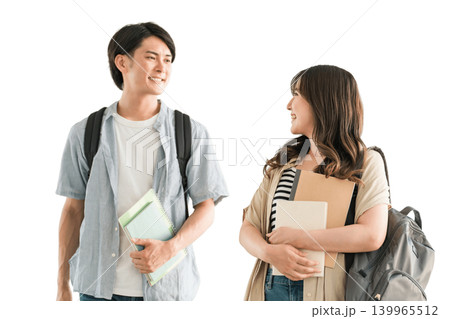大学,短大,専門学校の校舎,キャンパスを歩く男女カップル,同級生の学生 139965512