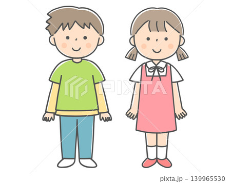 正面を向いて並んで立つ男の子と女の子 139965530