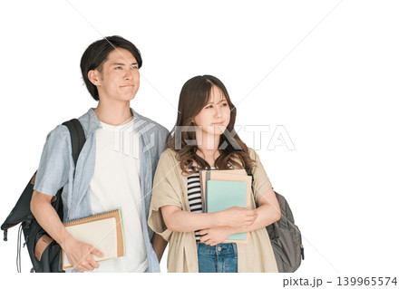 教科書,ノートを持つ学生,大学生の男女（キャンパスライフ,恋人,カップル） 139965574