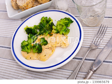 Cooked chicken fillet with broccoli Cooked chicken fillet with broccoli 139965679