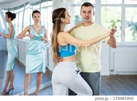 Couple learning to dance Viennese waltz with female choreographer 139965900