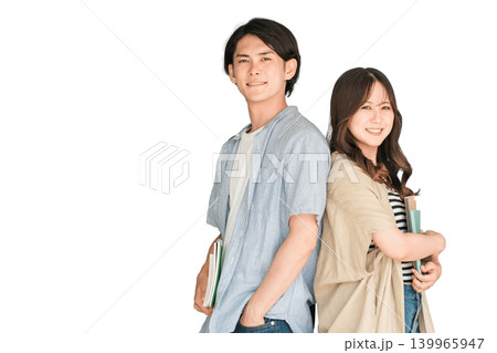 教科書,ノートを持つ学生,大学生の男女（キャンパスライフ,恋人,カップル） 139965947