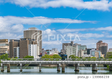広島市の川辺の風景 栄橋から見た広島市の風景 広島市の川辺の風景 栄橋から見た広島市の風景 139966159