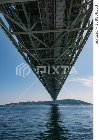 舞子公園から望む明石海峡大橋と淡路島 139966353