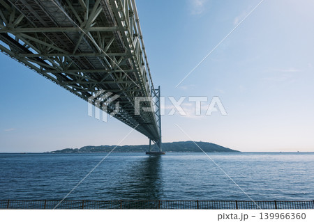 舞子公園から望む明石海峡大橋と淡路島 舞子公園から望む明石海峡大橋と淡路島 139966360