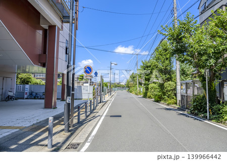 小机駅前の静かな道路と駅ビル 小机駅前の静かな道路と駅ビル 139966442