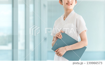病院,学校の廊下にいるスクラブを着た看護師,看護学生,医療従事者の女性(就職,転職,資格) 病院,学校の廊下にいるスクラブを着た看護師,看護学生,医療従事者の女性(就職,転職,資格) 139966573
