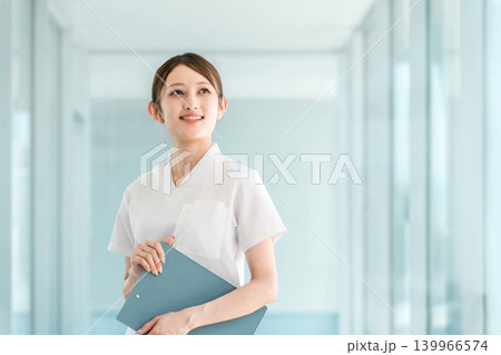 病院,学校の廊下にいるスクラブを着た看護師,看護学生,医療従事者の女性（就職,転職,資格） 139966574