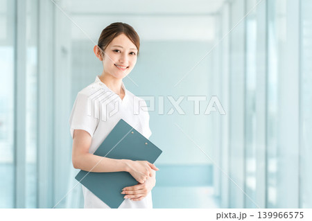病院,学校の廊下にいるスクラブを着た看護師,看護学生,医療従事者の女性（就職,転職,資格） 139966575