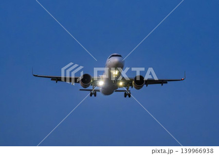 夕暮れの仙台空港 着陸中の飛行機 宮城県名取市 夕暮れの仙台空港 着陸中の飛行機 宮城県名取市 139966938