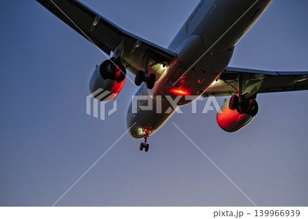 夕暮れの仙台空港 着陸中の飛行機 宮城県名取市 夕暮れの仙台空港 着陸中の飛行機 宮城県名取市 139966939