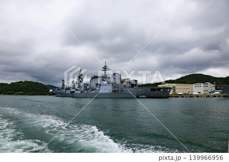 停泊する護衛艦と補給艦 139966956
