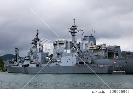 停泊する護衛艦と補給艦 139966993