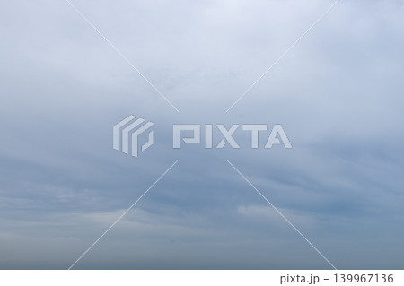 青空に広がる淡い白い雲の風景 139967136