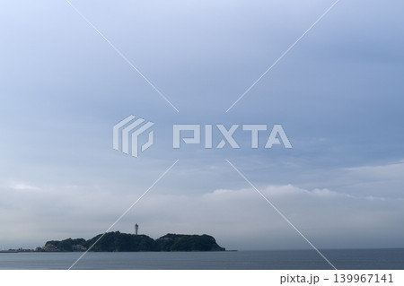 爽やかな青空と広がる柔らかな雲と灯台のある新緑の島 爽やかな青空と広がる柔らかな雲と灯台のある新緑の島 139967141