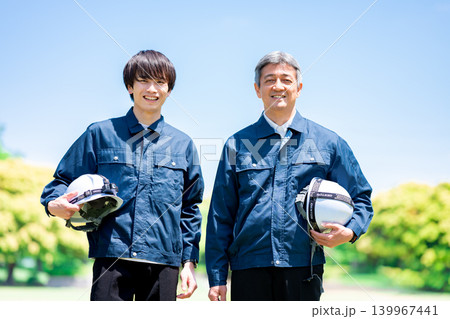 若手とベテラン技術者 139967441