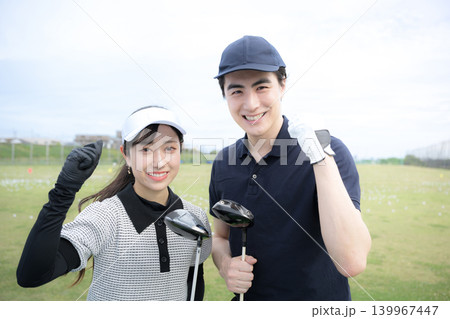 ゴルフのレッスンや習い事のイメージ 女性と先生のガッツポーズカメラ目線 ゴルフのレッスンや習い事のイメージ 女性と先生のガッツポーズカメラ目線 139967447