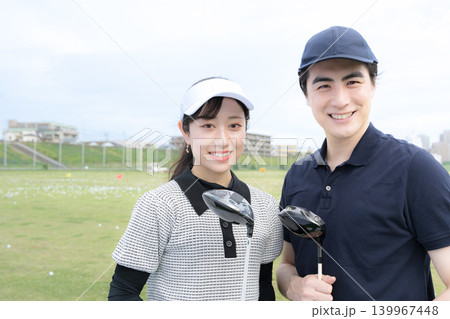 ゴルフのレッスンや習い事のイメージ 女性と先生のカメラ目線 ゴルフのレッスンや習い事のイメージ 女性と先生のカメラ目線 139967448