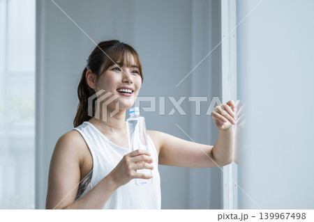 水を飲む若い女性 水を飲む若い女性 139967498