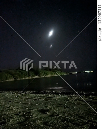 宮古島パイナガマビーチの星空と浜辺 139967511