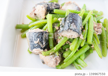 器に盛ったサバ缶とみずの煮物 139967550