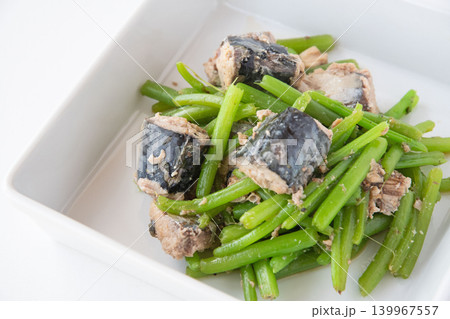 器に盛ったサバ缶とみずの煮物 139967557
