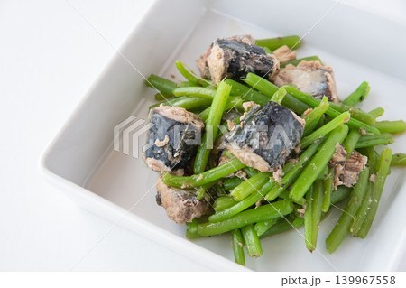 器に盛ったサバ缶とみずの煮物 139967558
