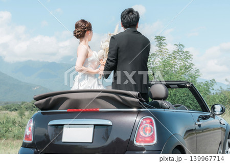 愛車とフォトウェディングを撮る新郎新婦(オープンカー) 愛車とフォトウェディングを撮る新郎新婦(オープンカー) 139967714