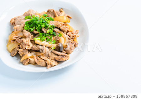 豚肉ときのこのスタミナ炒め ネギをのせた和風おかずの料理写真 豚肉ときのこのスタミナ炒め ネギをのせた和風おかずの料理写真 139967809
