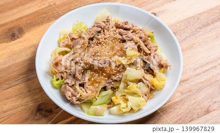 豚肉とキャベツの春雨炒め ごまをかけた和風炒め料理 豚肉とキャベツの春雨炒め ごまをかけた和風炒め料理 139967829