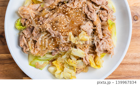 豚肉とキャベツの春雨炒め ごまをかけた和風炒め料理 豚肉とキャベツの春雨炒め ごまをかけた和風炒め料理 139967834
