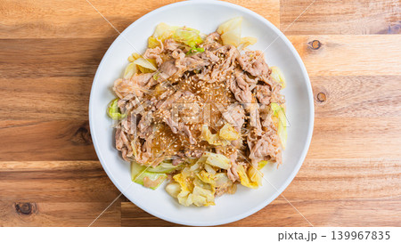 豚肉とキャベツの春雨炒め ごまをかけた和風炒め料理 豚肉とキャベツの春雨炒め ごまをかけた和風炒め料理 139967835